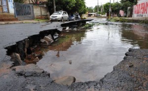 asfaltado-levantado-y-profundo-pozo-dejo-el-temporal-en-la-calle-san-rafael-casi-bruno-guggiari-_595_366_104306