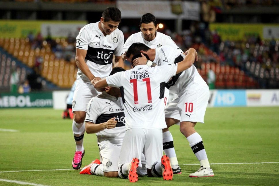 el-festejo-de-los-jugadores-de-olimpia-abrazados-_970_646_1280380
