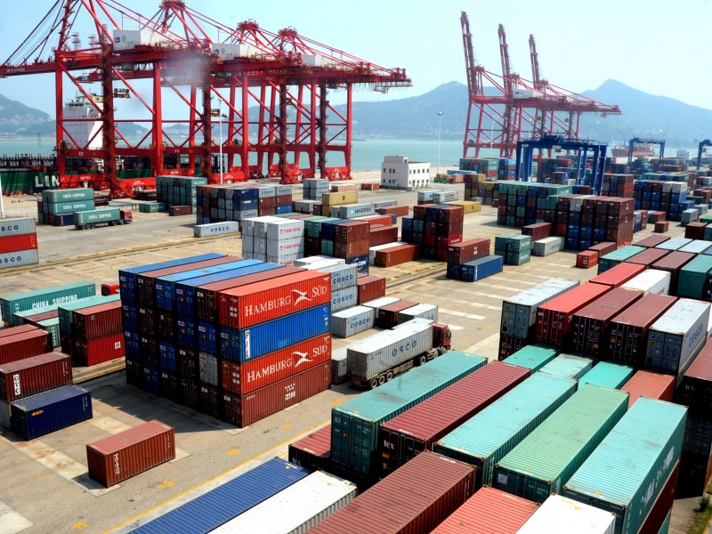 (130808) -- LIANYUNGANG, agosto 8, 2013 (Xinhua) -- Art¨ªculos de exportaci¨®n son apilados en el Puerto de Lianyungang, en Lianyungang, provincia de Jiangsu, al este de China, el 8 de agosto de 2013. Las exportaciones de China subieron un 5.1 por ciento intertanual a 185.99 mil millones de d¨®lares estadounidenses en julio, y las importaciones tambi¨¦n se recuperaron el mes pasado, ganando el 10.9 por ciento para ubicarse en 168.17 mil millones de d¨®lares estadounidenses, dijo en un comunicado la Administraci¨®n General de Aduanas el jueves.  (Xinhua/Wang Chun) (jg) (sp)