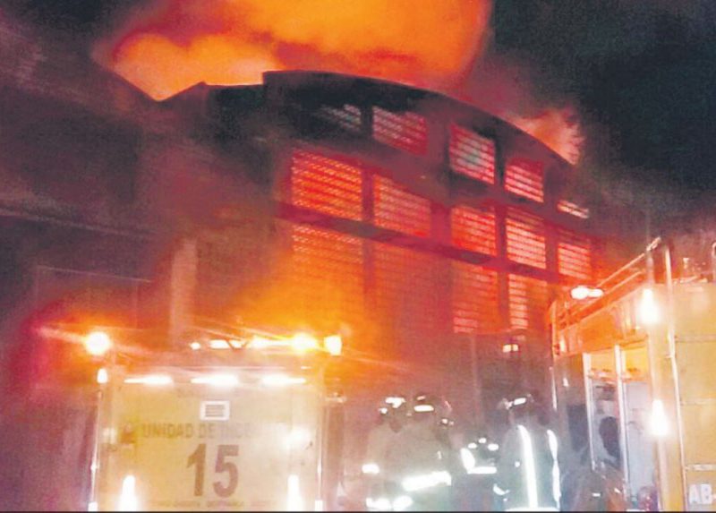 el-fuego-se-apodera-de-uno-de-los-depositos-de-copalsa-mientras-los-bomberos-luchan-denodadamente-por-apagar-el-incendio-_904_573_1363997