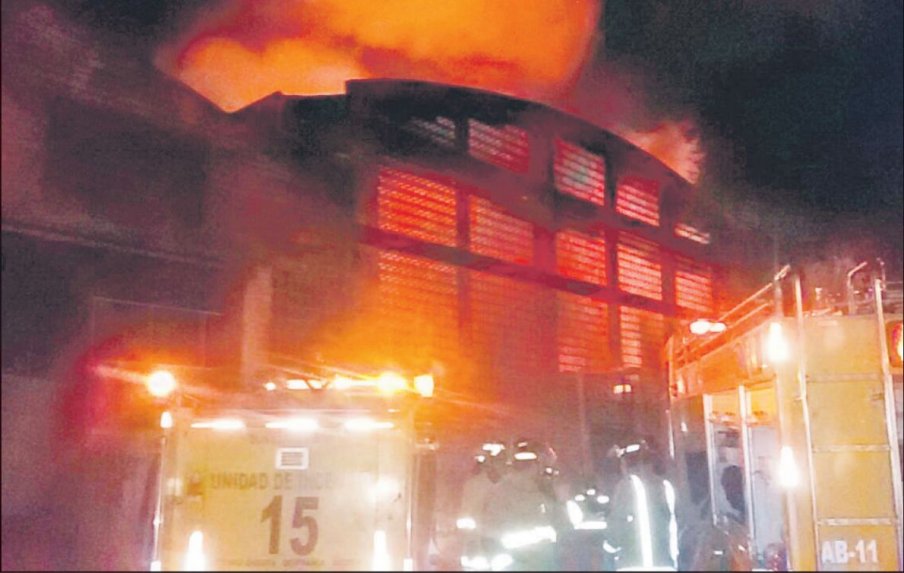 el-fuego-se-apodera-de-uno-de-los-depositos-de-copalsa-mientras-los-bomberos-luchan-denodadamente-por-apagar-el-incendio-_904_573_1363997