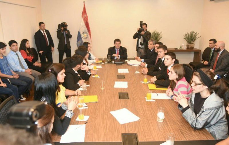 reunion-de-cartes-con-los-estudiantes-en-mburuvicha-roga-_970_506_1361986