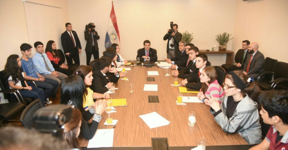 reunion-de-cartes-con-los-estudiantes-en-mburuvicha-roga-_970_506_1361986