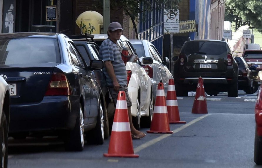 un-total-de-400-cuidacoches-seran-formalizados-por-la-empresa-parxin-que-explotara-el-estacionamiento-tarifado-de-asuncion-de-informales-pa_892_573_1364791