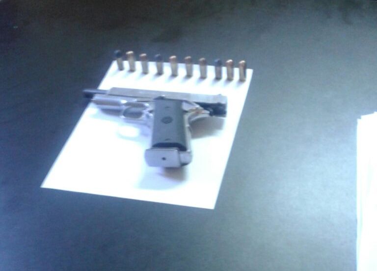 el-arma-de-fuego-que-el-estudiante-llevo-a-clases-_768_553_1393574